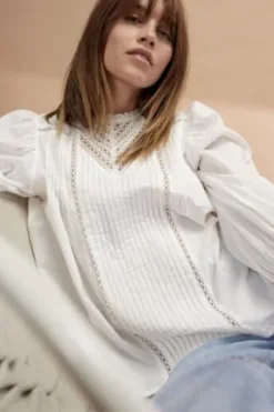 OUI Baumwollbluse stilvolle Falten, verspielte Rüschen und elegante Spitze cloud dancer A-Shape Langarm