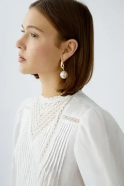 OUI Baumwollbluse stilvolle Falten, verspielte Rüschen und elegante Spitze cloud dancer A-Shape Langarm
